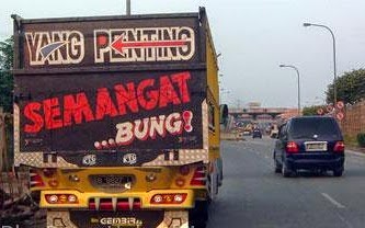 Kreatif Gambar dan Tulisan Unik di Belakang Truk yang 