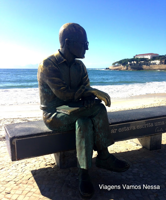 Estátua de bronze do poeta Carlos Drummond de Andrade no calçadão de Copacabana, RJ