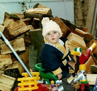 Iago sentado en su bicicleta con 1 añito