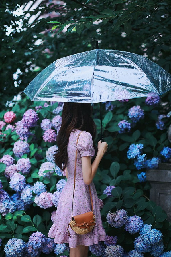 Thiếu nữ váy xinh cầm dù