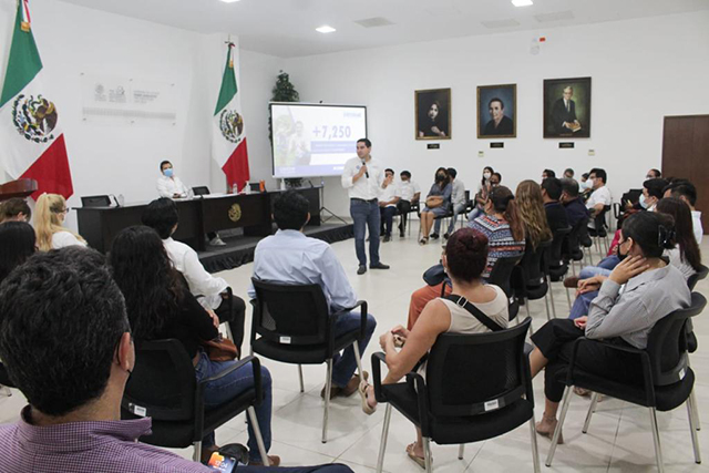 Chucho Pérez Ballote presenta resultados ante asociaciones civiles