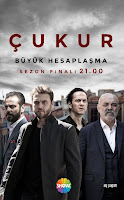 ÇUKUR YAKINDA SHOW TV’DE!  Senaryosunu Gökhan Horzum'un yazdığı, yönetmenliğini Sinan Öztürk'ün üstlendiği dizide son dönemin gözde oyuncularından Aras Bulut İynemli, Dilan Çiçek Deniz, Erkan Kolçak Köstendil, Öner Erkan, Rıza Kocaoğlu, Nebil Sayın, Kubilay Aka ile usta oyuncular Ercan Kesal ve Perihan Savaş buluşuyor.