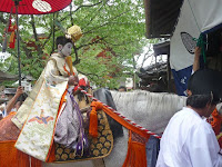 神社の境内にある中村楼で休憩（昼食）、白馬に乗って入る。