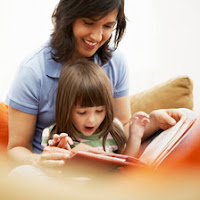 criança lendo com os pais