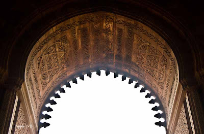 Posted by Ripple (VJ) : A Foggy Day @ qutub Minar, Delhi : Beutiful designs on the top of a huge door in Qutub Campus... 