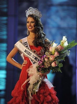 Miss Venezuela, Stefania Fernandez, was crowned as Miss Universe 2009 in the Bahamas