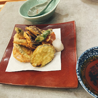 桃園最新最夯的親子飯店名人堂花園大飯店，少數結合職棒和飯店，擁有超大園區,棒球場，羽球場,棒球名人堂,就算沒有住宿也可以去逛逛。園區內很多親子活動可以參加，比較適合五歲以上的兒童。有一班客房,史努比房,棒球經典房,給職棒迷的兄弟懷舊客房,露營住帳篷可以選擇,帳篷就搭在棒球場旁,有搭配烤肉套餐可訂.