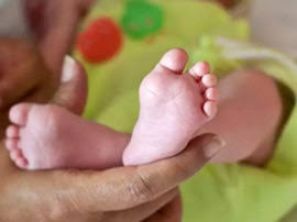 गर्भवती महिला को अस्पताल से भगाया, सड़क पर ही दिया बच्चे को जन्म