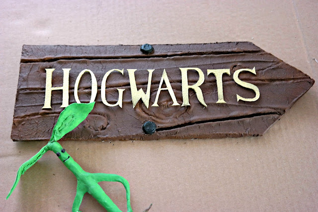 como hacer letrero de hogwarts, decoracion de hogwarts