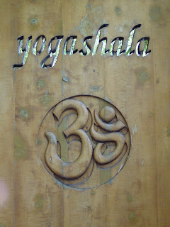 Símbolo de Yogashala en la puerta de entrada