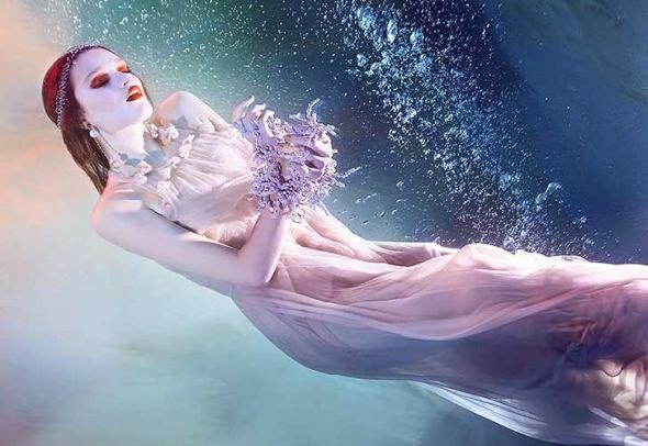 Zena Holloway fotografia fashion subaquática mulheres flutuando água