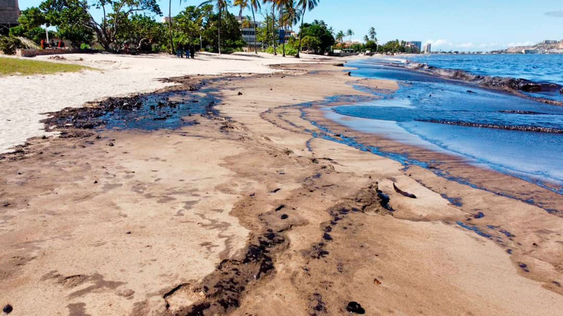 Lechería con playas cerradas por derrame de petróleo