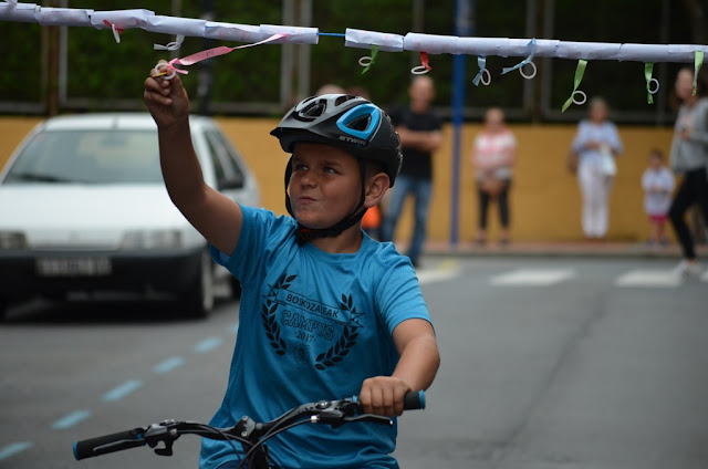 Ninguna cinta se resiste a los niños de Llano en sus fiestas