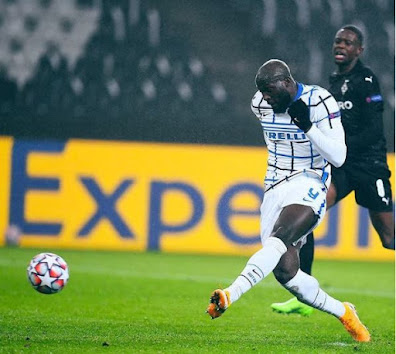 Lukaku mencetak goal ke-2 ke gawang Moenchengladbach