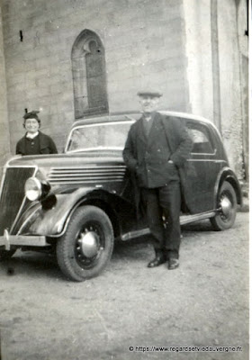 Voiture ancienne, photo noir et blanc.