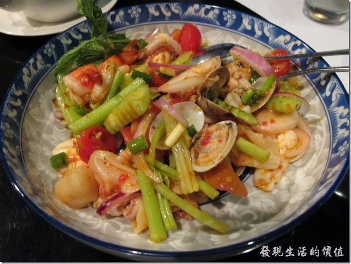 台北-香米泰國料理。檸檬拌海鮮。這是一道開胃菜，整個菜色終算是稍微有點辣度的菜，內容有魷魚、蝦子、蛤蠣、干貝、北極貝、小黃瓜、芹菜、小番茄、洋蔥...等。算是一道不錯的菜色。
