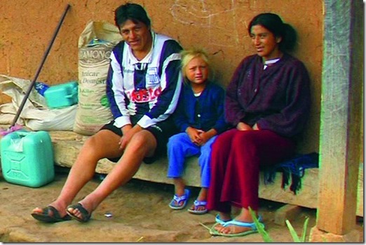 sommersprossiges-chachapoya-maedel-mit-familie