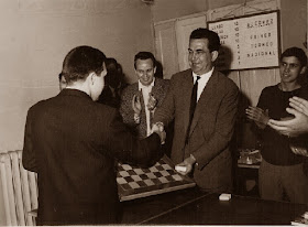 Pere Mas Recorda recogiendo su premio en el I Torneo Nacional de Ajedrez de Granollers 1964