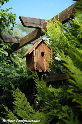 Vogelhäuschen im Bauerngarten