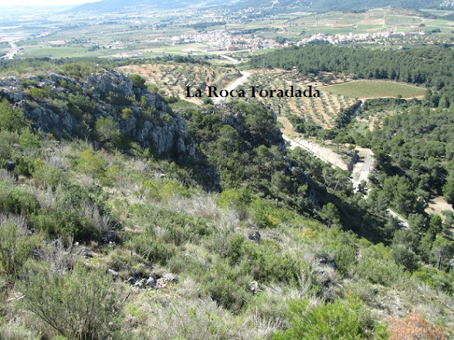 ROCA FORADADA - SALT DEL MISERI - FONDO DEL SETRILL - URBANITZACIÓ EL PRIORAT DE LA BISBAL DEL PENEDÈS, La Bisbal del Penedès i la Roca Foradada des del Puig del Coscollar