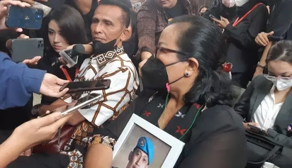 Orang Tua Yosua Minta Anaknya Naik Pangkat Dua Tingkat Sekaligus, Ada yang Kesal: Nggak Sekalian Aja Minta Jadi Bintang Dua, Gantin Sambo?