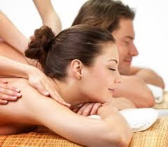 BENEFÍCIOS DA MASSAGEM VÃO ALÉM DO RELAXAMENTO O termo massagem vem do francês massage, palavra inspirada em massa - a massa do pão - e nos movimentos feitos com a mãos pelos padeiros na sua confecção.