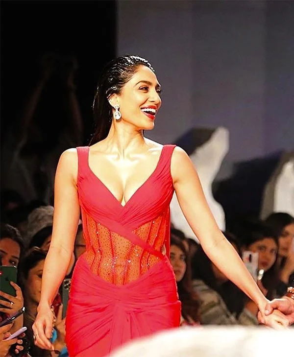 sobhita dhulipala cleavgae red outfit