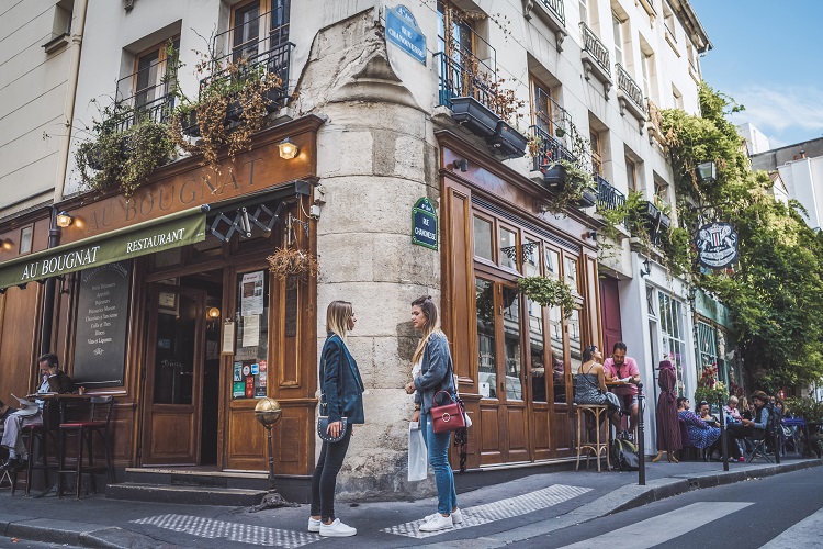 Shooting photo devant le restaurant Au vieux Paris d'Arcole dans la rue Chanoinesse