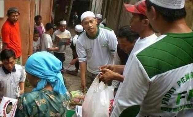 Banjir Melanda... FPI Sigap Terjunkan Relawan Bantu Warga Jakarta.. "Ayo.. Kerja, Kerja, Kerja!"