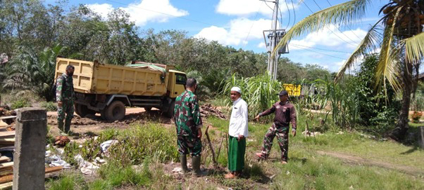 Proses Pendistribuan Material TMMD Ke-111 di Desa Kuala Mandor B