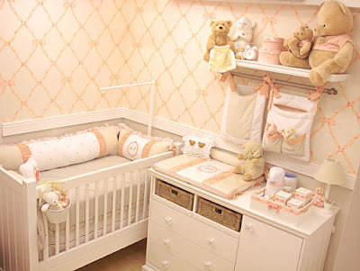 Quarto de bebê decorado com papel de parede bege.