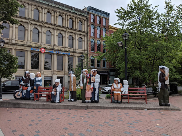 Люди, що чекають. Джон Хупер. Сент-Джон. Канада ("People waiting". John Hooper. Saint John. Canada)