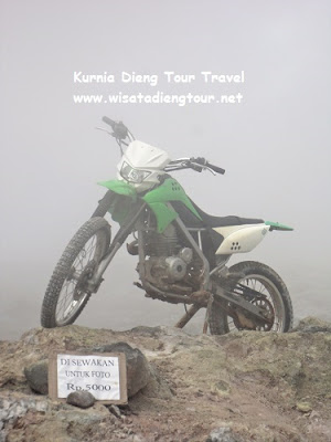 Foto bersama motor trail di kawah sikidang