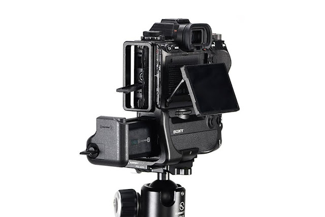 Sunwayfoto PSL-α1G L Bracket on SONY α1 side and screen and battery allowance