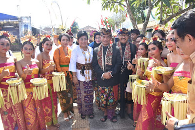 379 Penari Pendet Sambut Kedatangan Mendikbud