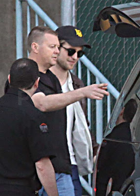 Robert Pattinson Has Security, Wears Sexy Layers in Vancouver 