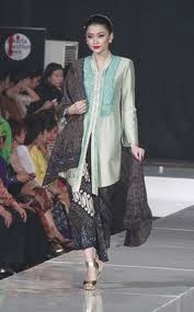Model kebaya dengan kerah V