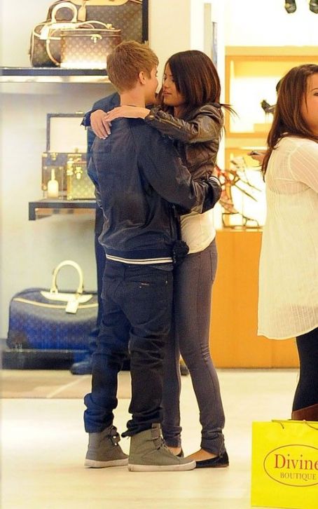 justin bieber pics with selena gomez kissing. justin bieber and selena gomez