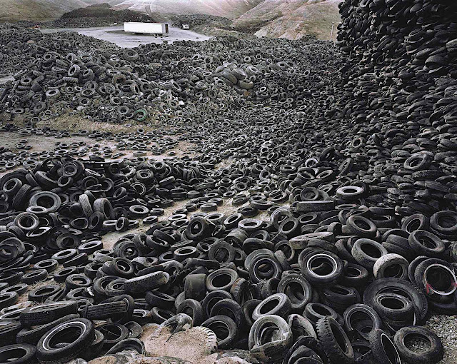Edward Burtynsky, Oxford Tire Pile Westley California 1999