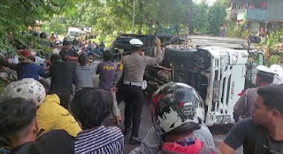 Kasat Lantas Polres Sidrap Gerak Cepat Lakukan Evakuasi dan Pengaturan Lalin di Lokasi Kecelakaan