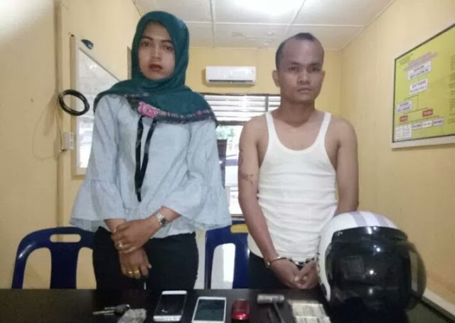 Pasutri specialis pencuri jok sepedamotor yang diamankan polisi.