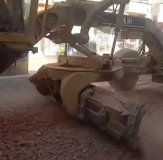 محافظ أسيوط: تربة زلطية بعدد من شوارع مدينة منفلوط تمهيداً لرصفها