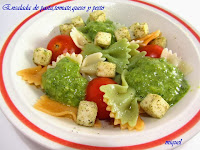 Ensalada de pasta con tomate,queso a las finas hierbas y salsa pesto