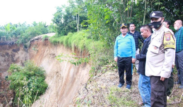 Bupati Simalungun Tinjau Longsor di Nagori Saribujandi