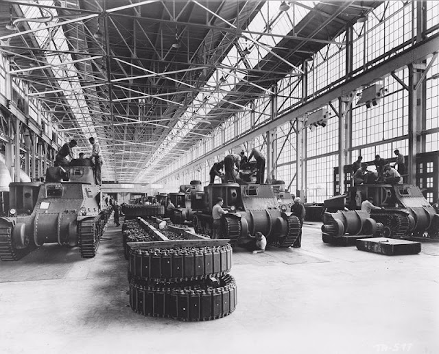 23 Amazing Vintage Photographs Taken Inside WWII Tank Factories
