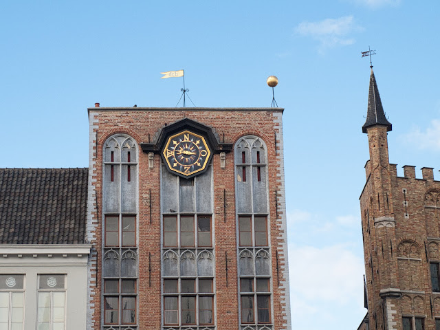 jiemve, Bruges, façade, Grand-Place, horloge, points cardinaux