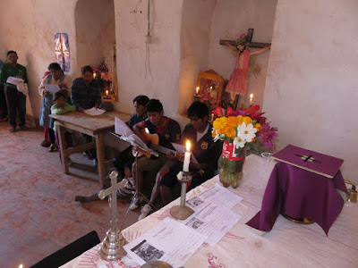 Der 4. Fastensonntag trägt auch den Namen "Laetare" statt dem strengen Violett dürfte man ein Rosa-Messgewand tragen. Haben wir aber nicht dafür kamen ein paar Blümchen auf den Altar.