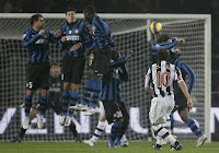 7 Pemain Bola dengan Freekick Terbaik [lensaglobe.blogspot.com]