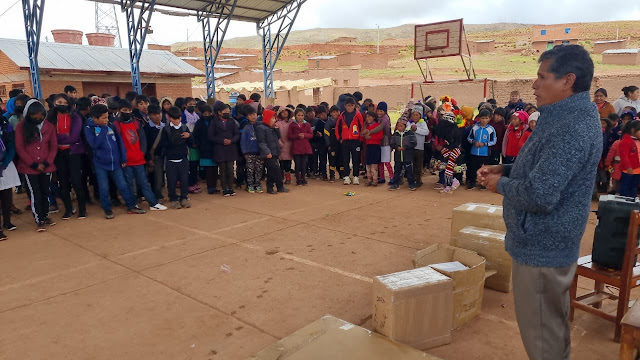 Mehr als 200 Schüler haben dank unserer lieben Spender Schulmaterialien in der Bildungseinheit von Tomaycuri - Potosí - Bolivien erhalten. Auch der Regen und die einsetzende Kälte konnten das nicht verhindern. Die Schüler und Lehrer der ganzen Schule haben sich mit Tanzvorführungen für die Schulmaterial Spenden bei mir und natürlich ganz besonders bei den Spendern bedankt.