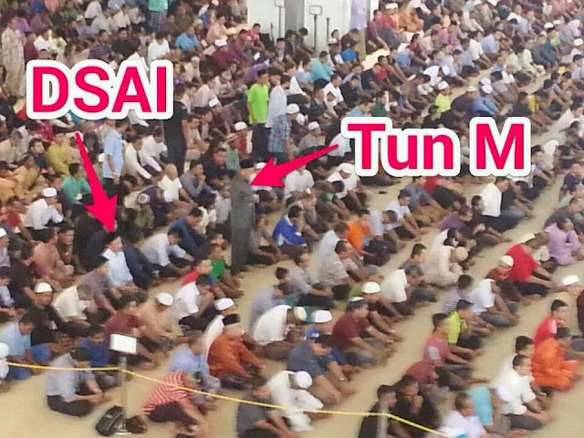 Anwar dan Mahathir Solat Jumaat Sekali Tadi